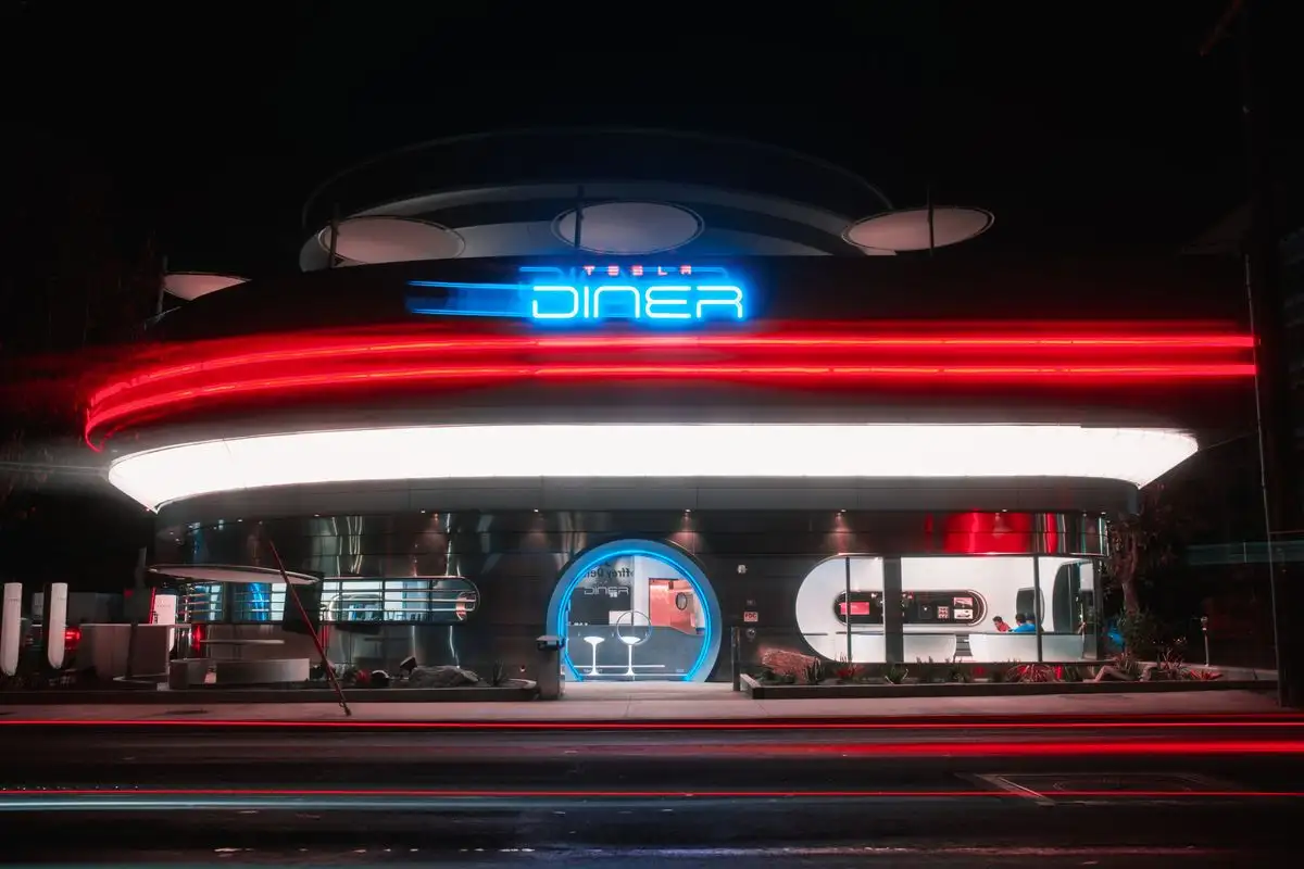 El restaurante “retrofuturista” abrió sus puertas en el bulevar de Santa Mónica, en Hollywood, con robots que sirven palomitas, contenedores de comida en forma de Cibertrucks y pantallas de cine gigantes.