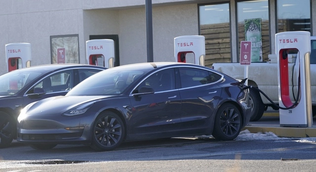 En 2020 Tesla vendió 499 mil 500 vehículos, quedando 500 unidades por debajo de la cifra trazada por la compañía. Foto Ap