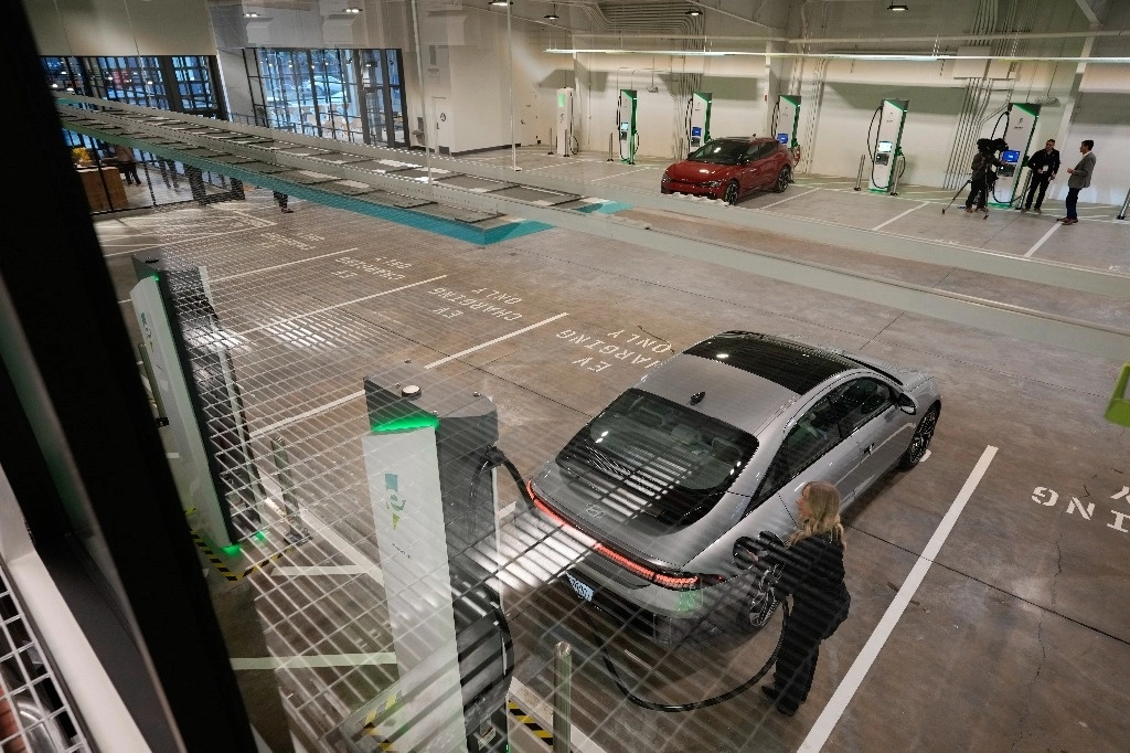 Estación de carga interior para vehículos eléctricos de Electrify America en San Francisco, el miércoles 7 de febrero de 2024.  Foto Ap