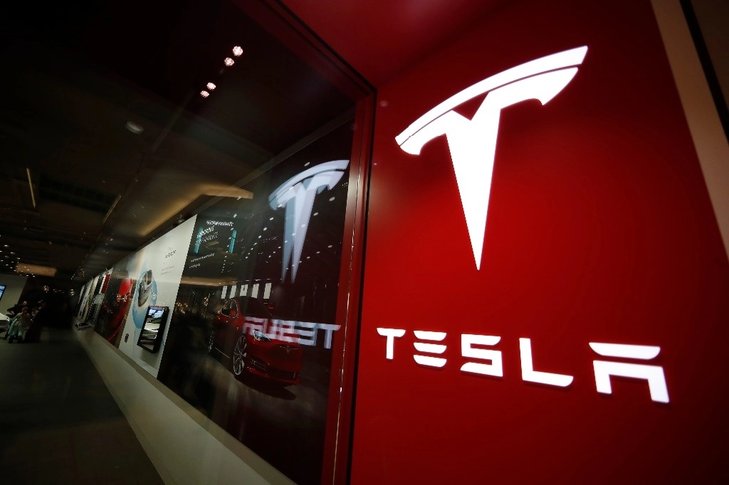El logotipo de la compañía Tesla se muestra afuera de una tienda de Tesla en el centro comercial Cherry Creek Mall en Denver, Colorado. Foto Ap / Archivo