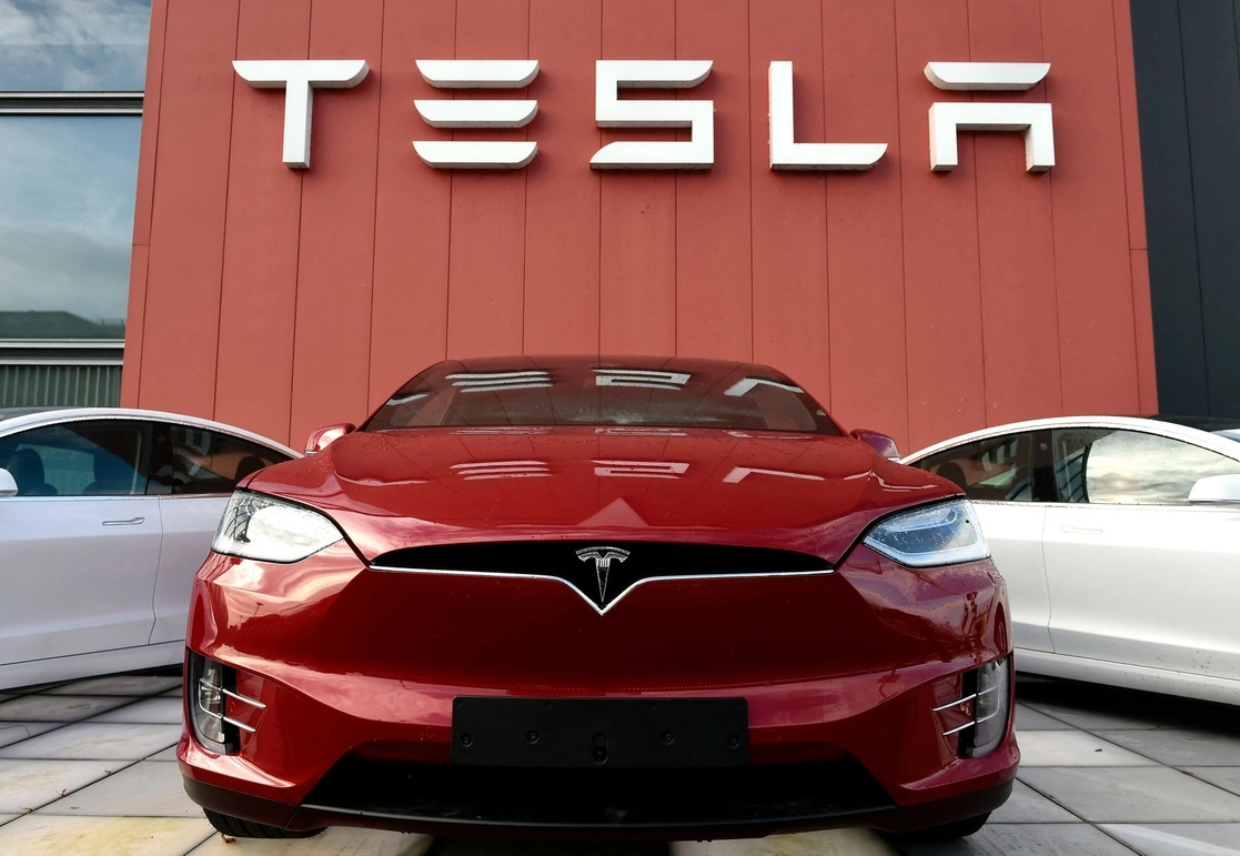 Tesla explicó que el ‘Model 3’ puede registrar fallas en la cámara trasera por el continuo cierre de la puerta del maletero. Foto Afp