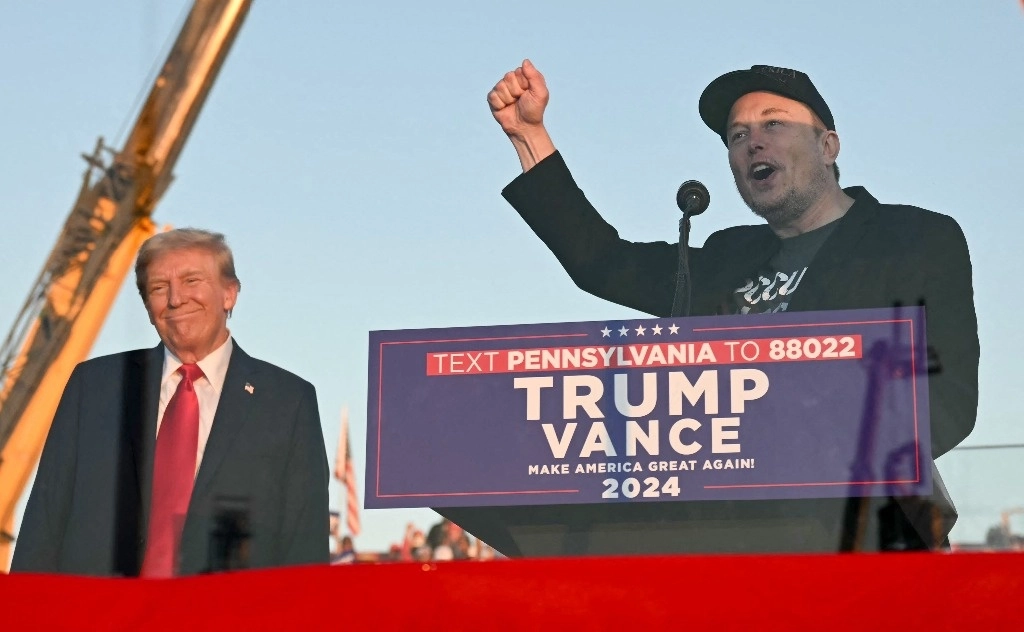 Elon Musk durante un mitin de Donald Trump en Butler, Pensilvania, el 5 de octubre de 2024. Foto Afp