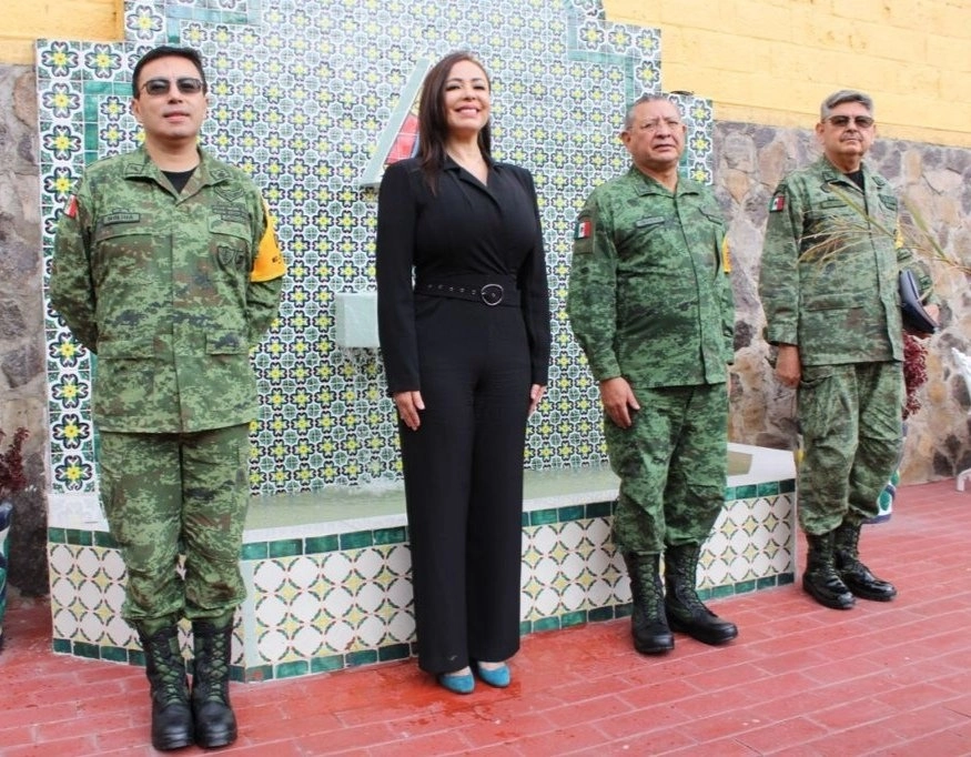 Patricia Durán Reveles, presidenta municipal de Naucalpan, junto a integrantes del Primer Cuerpo del Ejército. Foto @PDuranReveles 