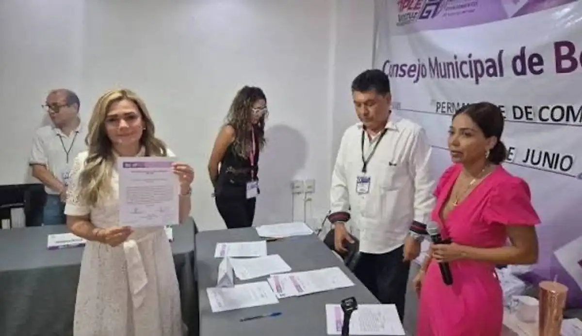 Maryjose Gamboa Torales recibió su constancia de mayoría. Foto