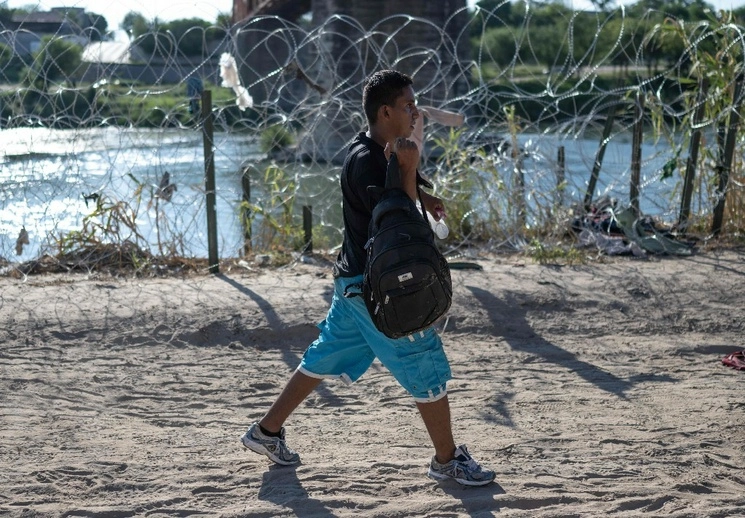 “La ciudad de El Paso sólo dispone de un número limitado de recursos y hemos llegado (...) a un punto de quiebre en estos momentos”, declaró el alcalde, Oscar Leeser. Foto Afp.