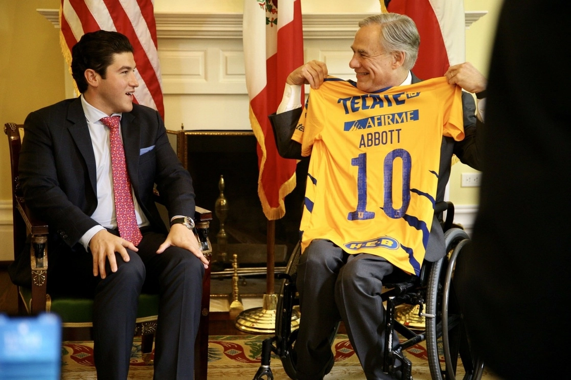 El mandatario electo de Nuevo León junto al gobernador de Texas, Greg Abbott, el 14 de julio de 2021. Foto tomada del Twitter de @samuel_garcias
