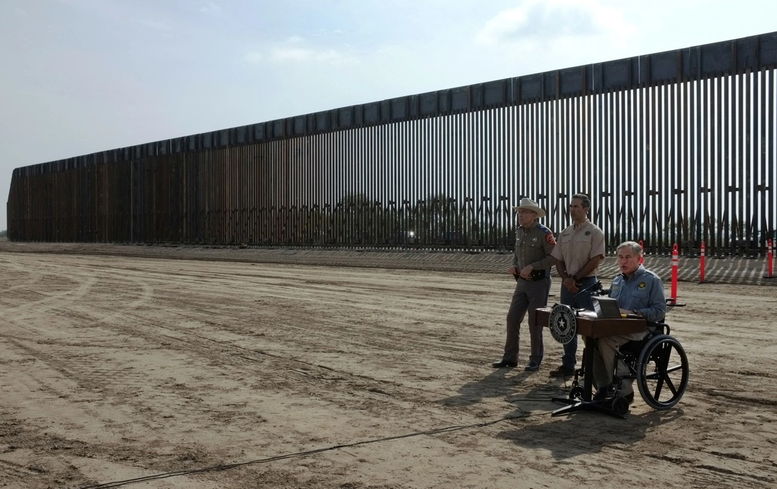 Gerg Abbott, gobernador de Texas, Estados Unidos, dio inicio a la construcción del muro entre su estado y México. Foto Ap