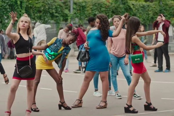 La cinta ‘Mignonnes’ es criticada por sexualizar a niñas y representar a los niños de manera lasciva. Fotograma de la película tomada del video del canal de YouTube de Netflix