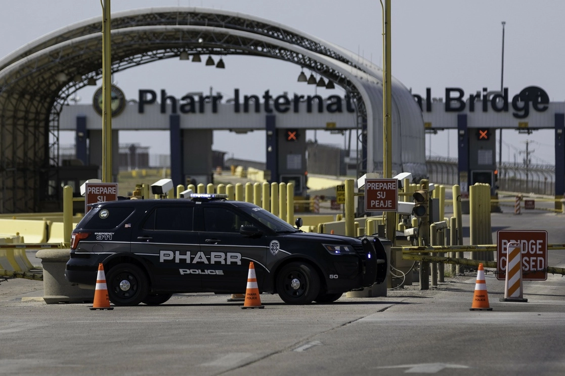 Oficiales de policía bloquean la entrada al Puente Internacional Pharr-Reynosa este miércoles. Foto Afp