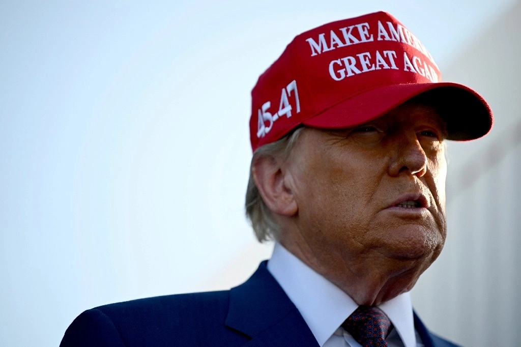 El presidente electo de EU, Donald Trump, lanzará la mayor operación de deportaciones masivas desde el primer día de su gobierno, dijo su portavoz de transición, Karoline Leavitt. Foto Ap