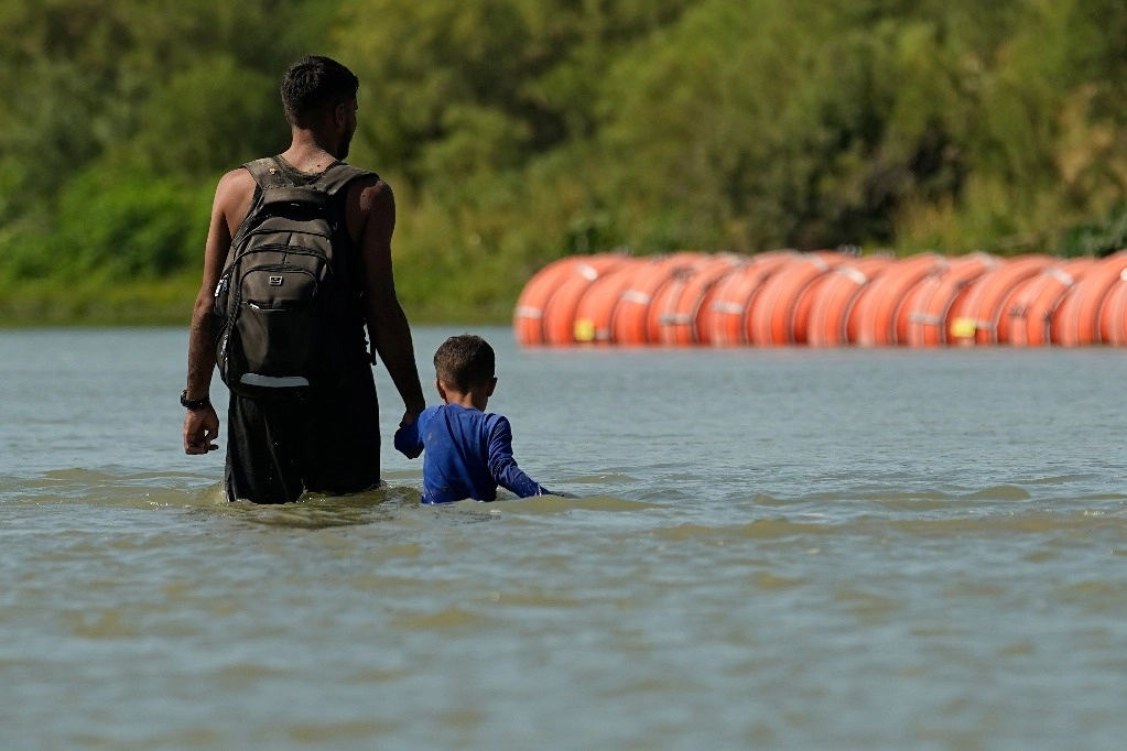 Abogados de Texas pidieron a un tribunal federal que le permita al estado mantener las barreras de concreto flotantes en el río Bravo para impedir el cruce de migrantes. Foto Ap / Archivo