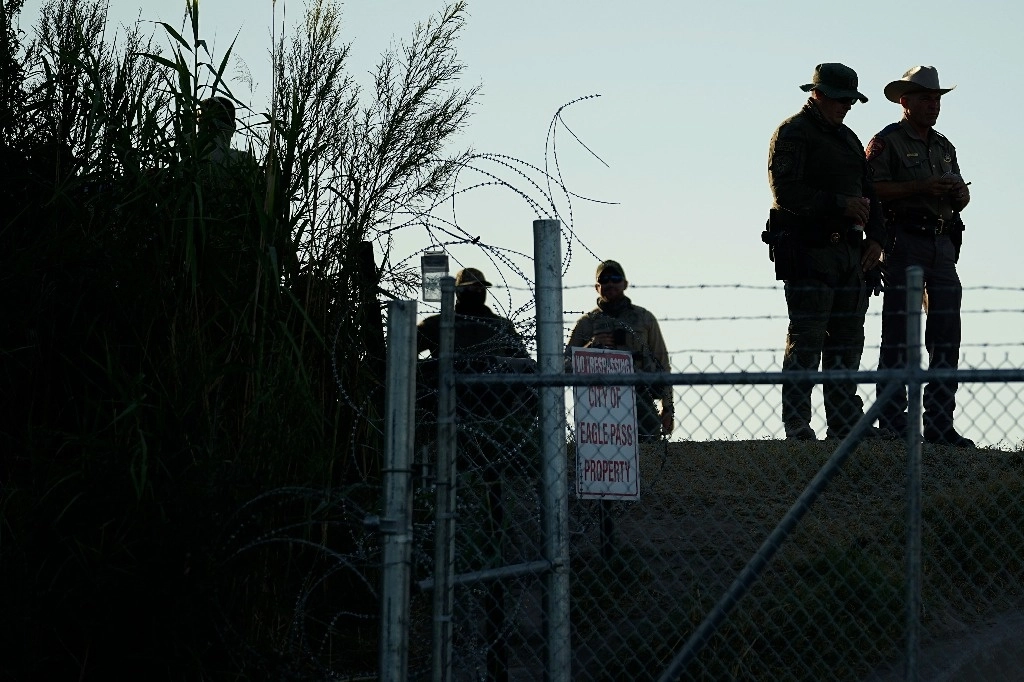 Policías de Texas resguardan orillas del río Bravo en la zona estadunidense de Shelby Park. Foto Ap 