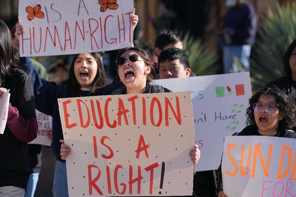 Algunos de los cientos de estudiantes gritan en una manifestación en la Universidad Estatal de Arizona en protesta por un evento dirigido por el capítulo de ASU de College Republicans United que alienta a los estudiantes a denunciar a "sus compañeros criminales a ICE para deportaciones" el viernes 31 de enero de 2025 en Tempe, Arizona. Foto Ap