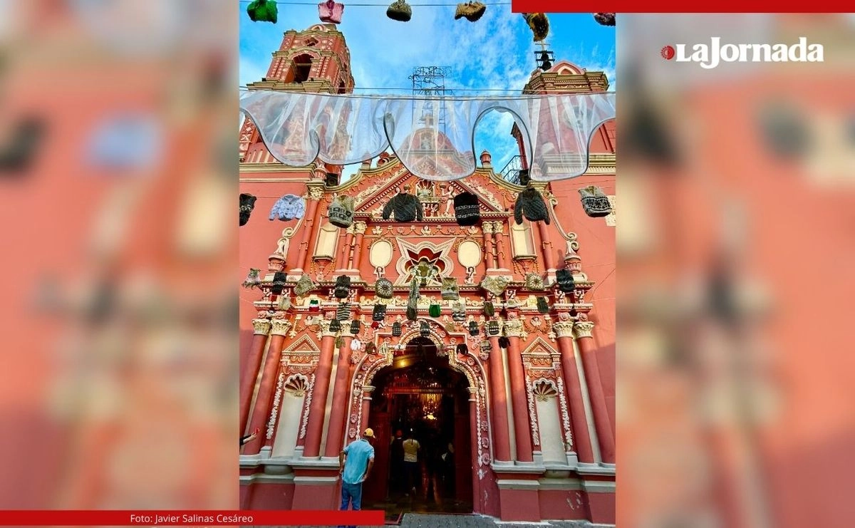 Este lunes, los textileros, locatarios, comerciantes y vecinos de Chiconcuac acudieron a la explanada principal de la localidad, frente al atrio de la iglesia de San Miguel Arcángel, para festejar a su santo patrono.