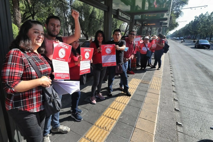 Brigadas de maestros de la sección 9 de la CNTE durante la pasada jornada de elección de dirigencias seccinales, en la CDMX, el pasado 1 de junio de 2023. Foto Marco Peláez / Archivo 