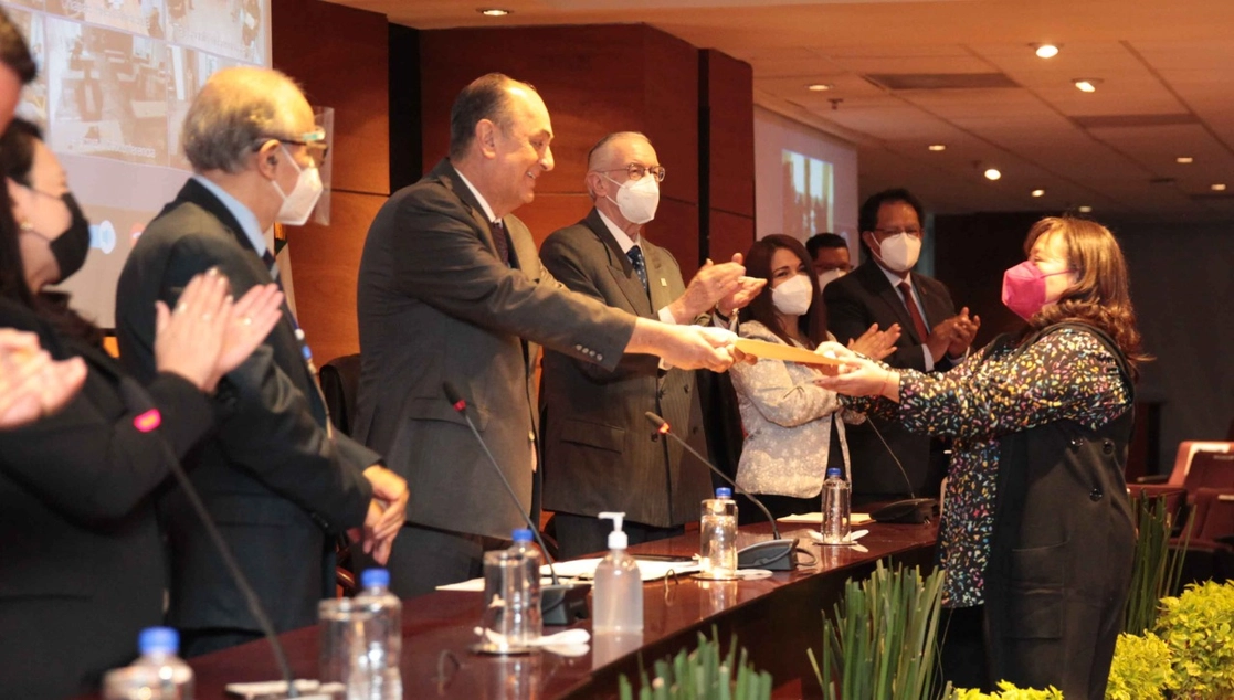 Rafael Anzures Uribe, el magistrado presidente del Tribunal Federal de Justicia Administrativa, magistrado presidente del Tribunal Federal de Justicia Administrativa, al momento de entregar reconocimientos, el 20 de octubre de 2021. Foto cortesía TFJA
