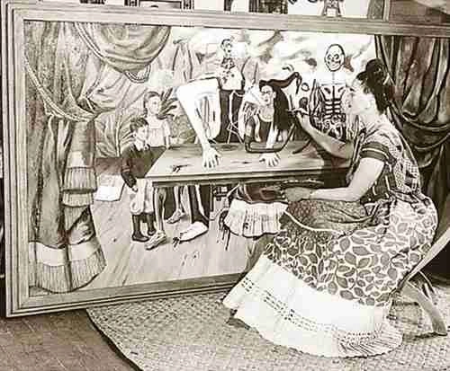 'La mesa herida', de Frida Kahlo (1907-1954), se exhibió por primera vez en México en 1940. El cuadro, que mide 1.2 metros de alto por 2.4 metros de ancho, es un autorretrato en el que la artista aparece en el centro de una mesa salpicada de sangre. Foto cortesía de The Billion Art