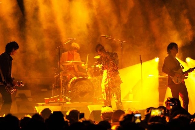 The Strokes tocaron en la noche de este lunes en el mitin de Bernie Sanders en el Whittemore Center Arena de New Hampshire. Foto Afp 