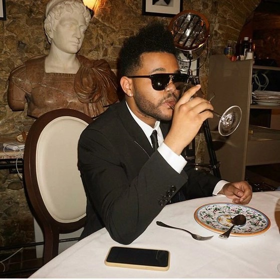 El disco estará disponible el 20 de marzo. Foto tomada de www.facebook.com/theweeknd