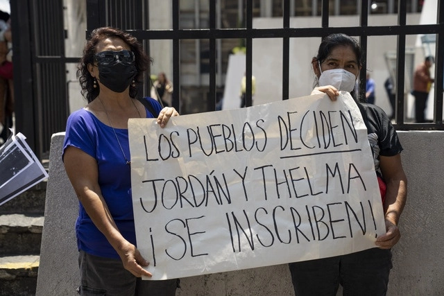 Seguidores de la líder campesina Thelma Cabrera piden que su registro como candidata a la presidencia de Guatemala sea avalado. Foto Ap