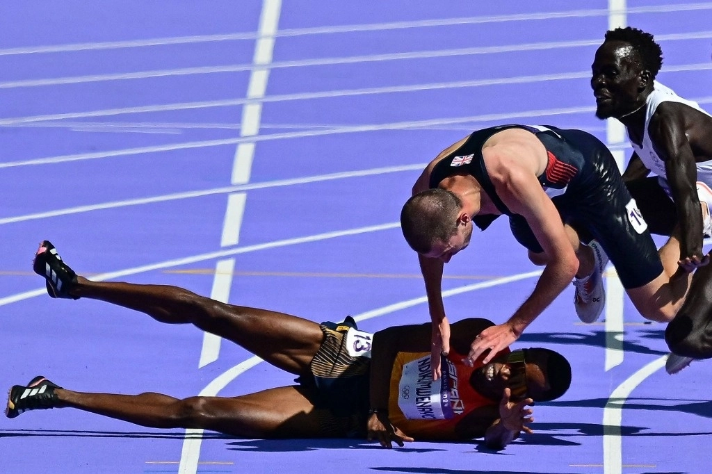 El corredor español, Thierry Ndukwmenayo, cayó al suelo durante la competencia de los 5 mil metros de París 2024. Foto Afp