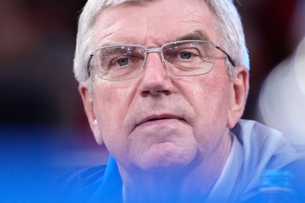 El presidente del Comité Olímpico Internacional, Thomas Bach, condenó los "inaceptables" ataques lanzados en redes sociales contra dos boxeadoras de los Juegos de París, de quienes se ha reclamado su exclusión por sospechas sobre su género. Foto Ap / Archivo