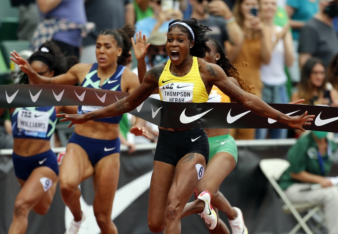 Elaine Thompson-Herah al cruzar la meta. Foto Afp