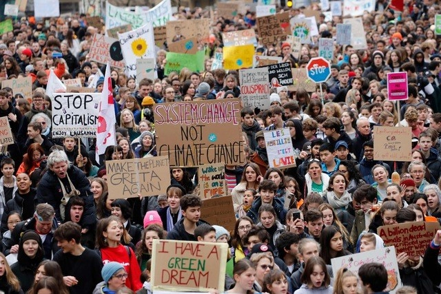La manifestación, en la que participaron unas 15 mil personas según el colectivo suizo de la huelga del clima, se organizó para celebrar el primer aniversario del movimiento en Suiza. Foto Afp 
