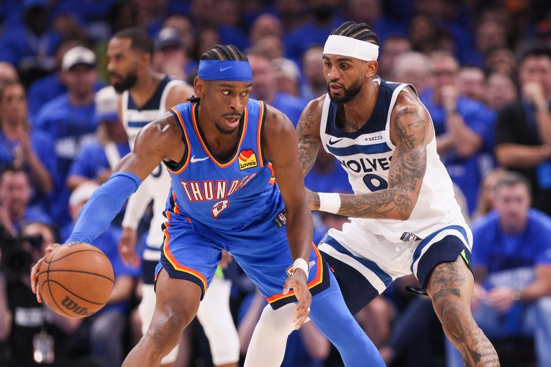 Gilgeous-Alexander (izq.) fue el protagonista absoluto de una noche en la que recibió el trofeo que lo acredita como el Jugador Más Valioso (MVP) de la temporada regular de la NBA. Foto