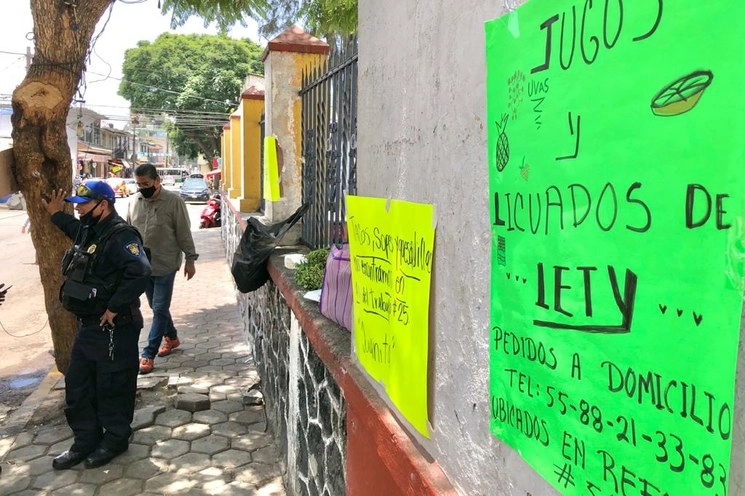 Habitantes del pueblo de Santiago Tepalcatlalpan, en Xochimilco, pegaron cartulinas en el centro de la comunidad para anunciar los productos que venden en puestos informales, que ahora no pueden instalar en la vía pública debido al alto número de contagios por coronavirus, el 19 de julio de 2020. Foto Luis Castillo