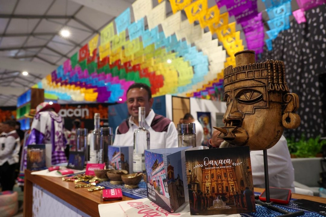 “Pásele, pásele, todo barato, ya para irnos”, dice Fernando Robles, un emprendedor que vende, mayormente mezcal, frente a la zona de comida del Tianguis Turístico que se realizó en Rosarito, Baja California. Es de Guerrero, y percibe que a esta edición del evento le hizo “falta promoción”.