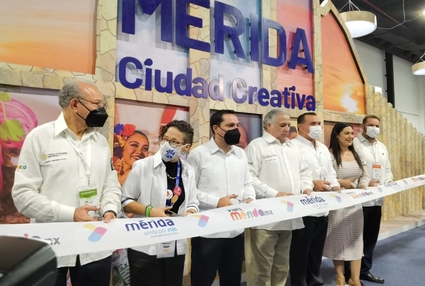 El gobernador Mauricio Vila y el titular de Sectur, Miguel Torruco (tercero y cuarto de izquierda a derecha, respectivamente) cortaron el listón del Tianguis Turístico 2021, este miércoles 17 de noviembre. Foto Ricardo A. Boffil