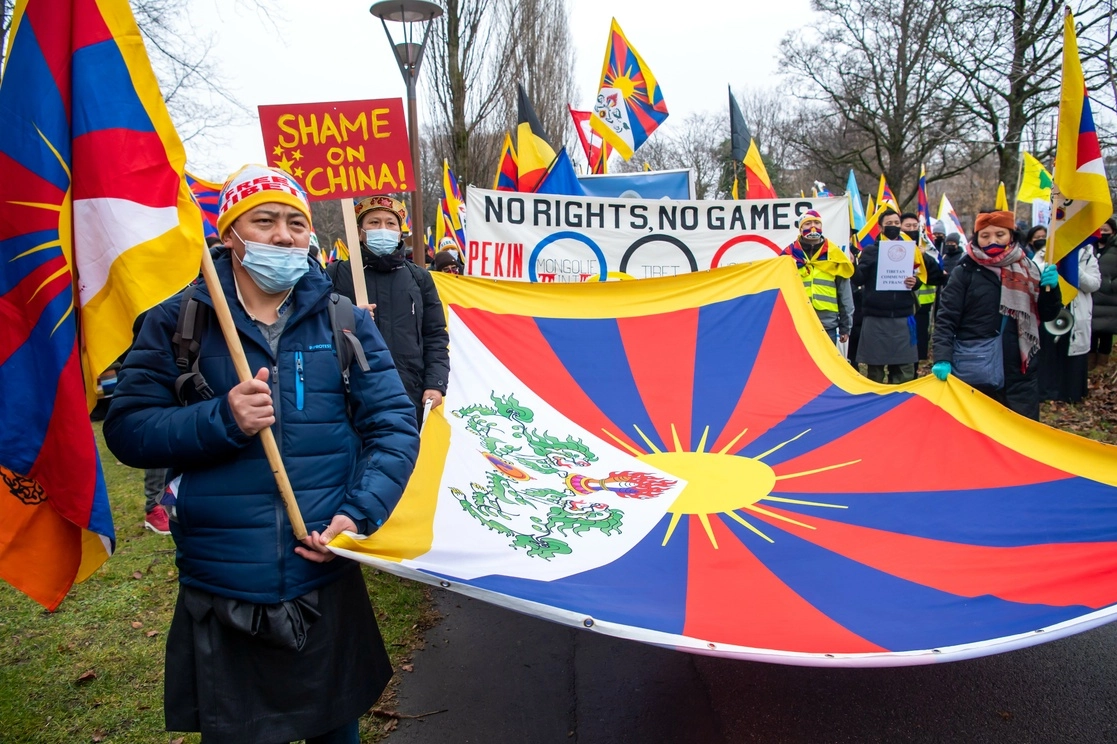 Activistas tibetanos protestan frente al COI en Lausana, Suiza, contra la celebración de los JO de Invierno en Pekín. Foto Ap