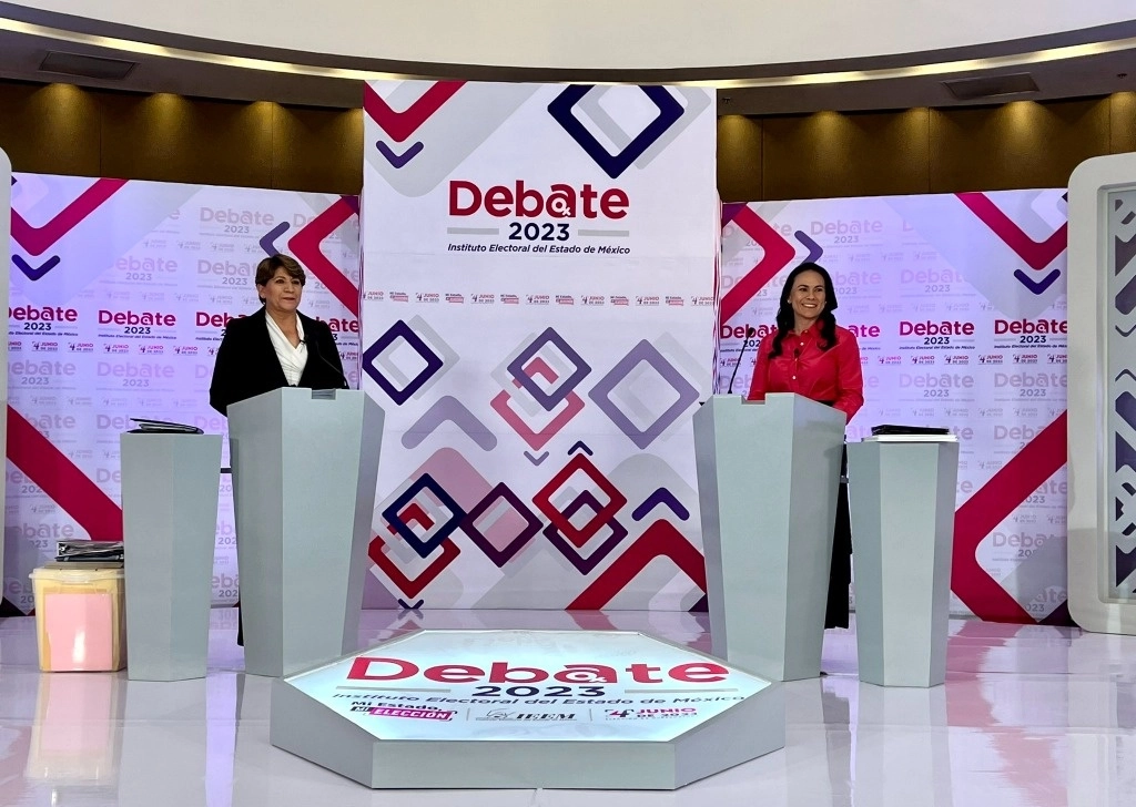 Delfina Gómez Álvarez, candidata de la coalición Morena-PVEM-PT, y Alejandra del Moral Vela, abanderada de PRI, PAN, PRD y Nueva Alianza, durante el primer debate de la contienda por la gubernatura organizado ayer por el Instituto Electoral del Estado de México.Foto Tomada de la cuenta de Twitter del IEEM