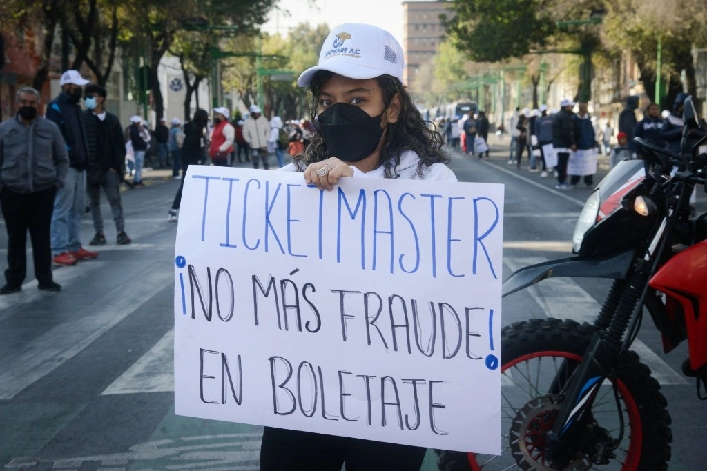 Durante una manifestación en la CDMX para exigir la libertad de siete personas detenidas por presunto secuestro de una supuesta revendedora de boletos falsos para conciertos de Ticketmaster. Foto Cuartoscuro / archivo 