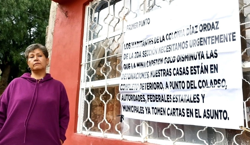 Habitantes de la segunda sección de la colonia Díaz Ordaz, en la capital de Zacatecas, colocaron lonas en diversos puntos de la localidad en las que exigen controlar las detonaciones en la mina de Capstone Copper. Foto Alfredo Valadez 


