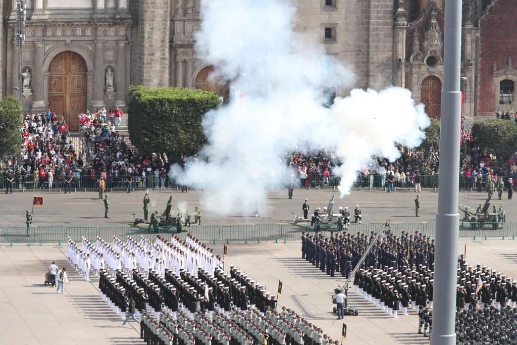 Elementos de las Fuerzas Armadas, previo al inicio del desfile militar en el Zócalo capitalino, el 16 de septiembre del 2022. Foto María Luisa Severiano