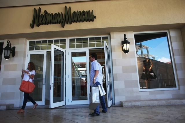 El Grupo Neiman Marcus solicitó la protección por bancarrota este jueves, uno de los colapsos de más alto perfil entre las minoristas obligadas a cerrar las tiendas en respuesta a la pandemia de Covid-19. La imagen, en Coral Gables, Florida. Foto Joe Raedle / Getty Images / Afp