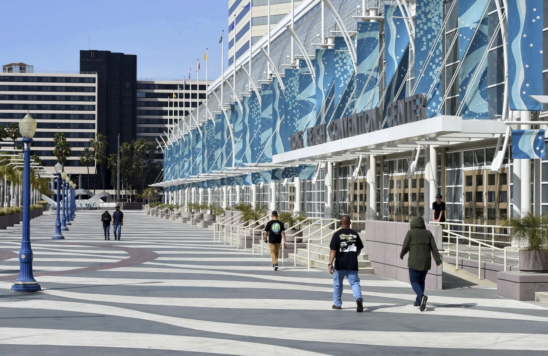 Autoridades de Long Beach dieron su aval para albergar hasta mil niños migrantes solos en el centro de convenciones de la ciudad. En la imagen, peatones caminan frente al Centro de Convenciones de Long Beach, el lunes 5 de abril de 2021. Foto The Orange County Register vía Ap