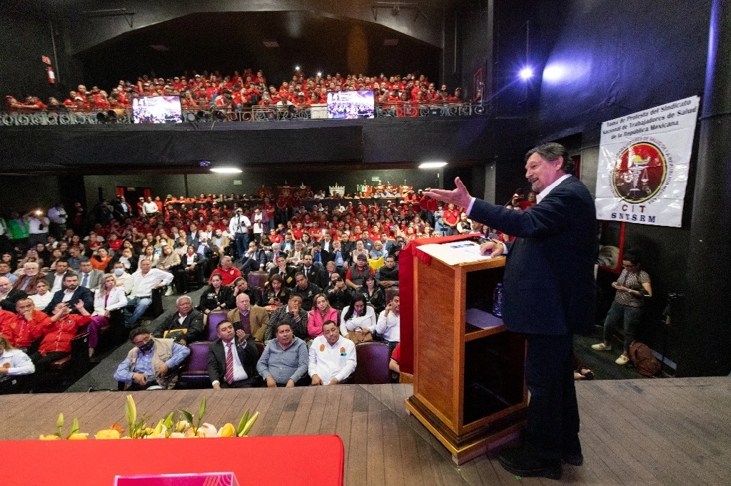 Napoleón Gómez Urrutia, senador y presidente de la Confederación Internacional de Trabajadores (CIT), durante la ceremonia de aniversario de la agrupación, ayer en el Teatro 11 de Julio. Foto Pablo Ramos 