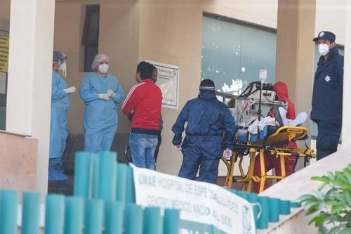 Cada vez es más difícil encontrar lugar en hospitales para enfermos de Covid-19. En la imagen, un hombre enfrenta en el Centro Médico Nacional Siglo XXI la negativa para internar a su madre. Foto Pablo Ramos
