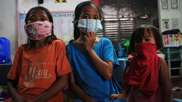 En un albergue de Filipinas, tras el paso del tifón Vongfong, que llevó a más de 140 mil personas a buscar refugio. Foto Afp 