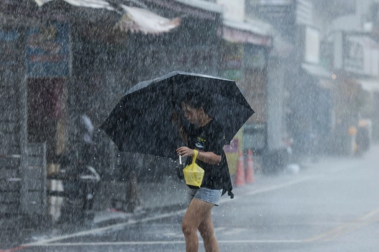 Haikui tocó tierra con lluvias torrenciales y fuertes vientos que dejaron a miles de hogares sin luz. Foto Afp