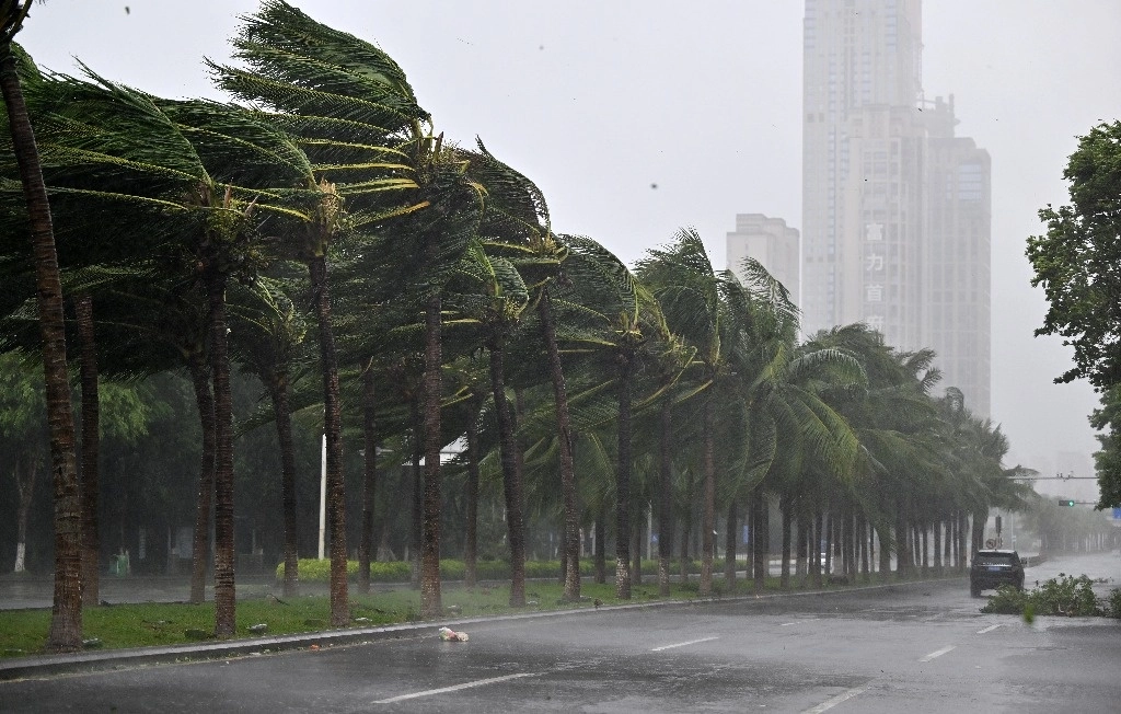 'Yagi', el undécimo tifón de este año, se ha convertido en una supertifón del nivel 17, con vientos de hasta 209 kilómetros por hora. En la imagen, una calle en Haikou, en la provincia de Hainan, en el sur de China, el 6 de septiembre de 2024. Foto Xinhua