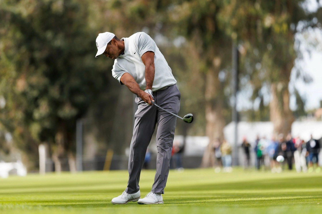 Tiger Woods acierta su segundo tiro en el hoyo 11 durante la tercera ronda del torneo de golf Genesis Invitational en el Riviera Country Club. Foto Ap