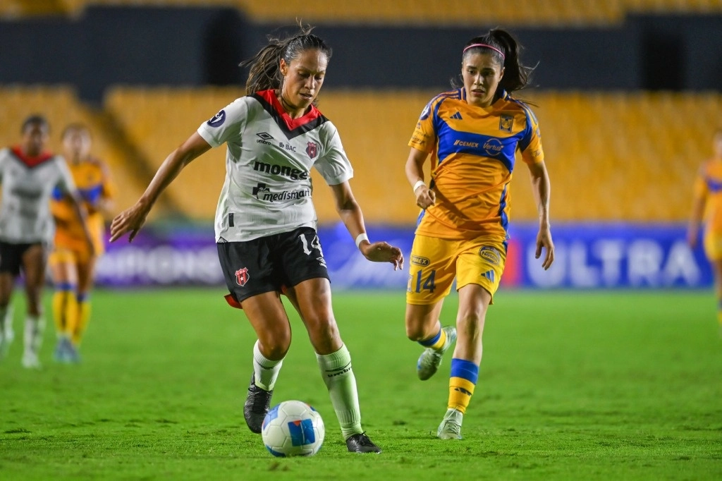 Una de las jugadas del torneo deportivo. Foto @Concacaf W