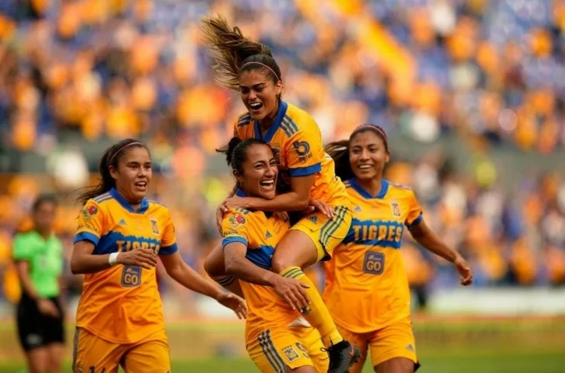 Stephany Mayor, cargando a Natalia Villarreal, Jacqueline Ovalle (izquierda) y Nancy Antonio (derecha) celebran la anotación de Mayor, que al minuto 14 marcaba un apabullante 3-0. Las felinas aplastaron ayer a Chivas y se erigieron como tetracampeonas de la Liga Mx. El nuevo título hizo estallar al estadio Volcán en cánticos y festejos. Foto Jam Media