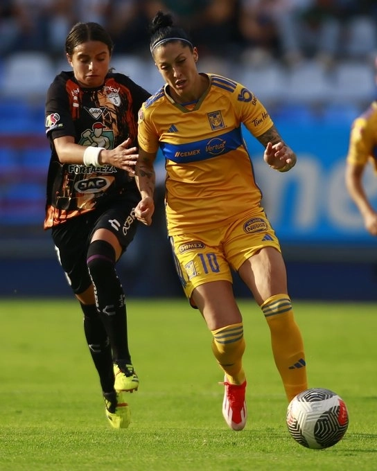 Una de las jugadas del encuentro. Foto Tigres Femenil