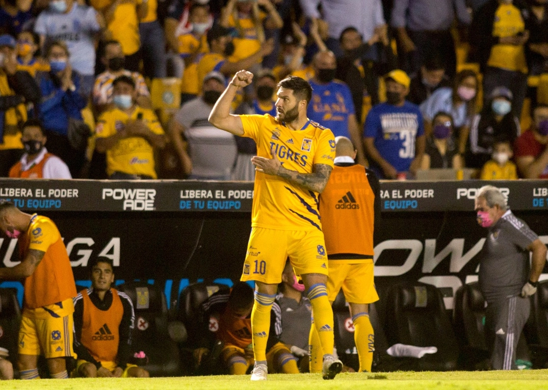 André Pierre Gignac celebra con el público tras su anotación. Foto Afp