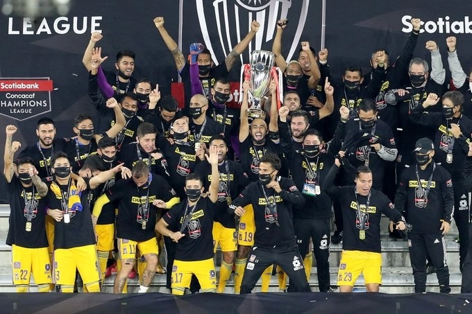 Jugadores de Tigres festejan con el trofeo de la Liga de Campeones de Concacaf. Foto tomada de la cuenta de Twitter @FIFAcom